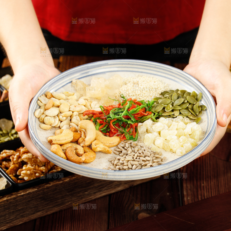 手里端着一盘五仁月饼原材料