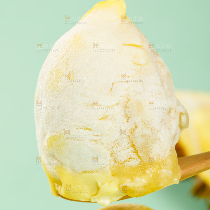 勺子上舀着冷冻榴莲