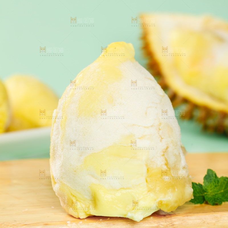 木板上摆放着冷冻榴莲果肉