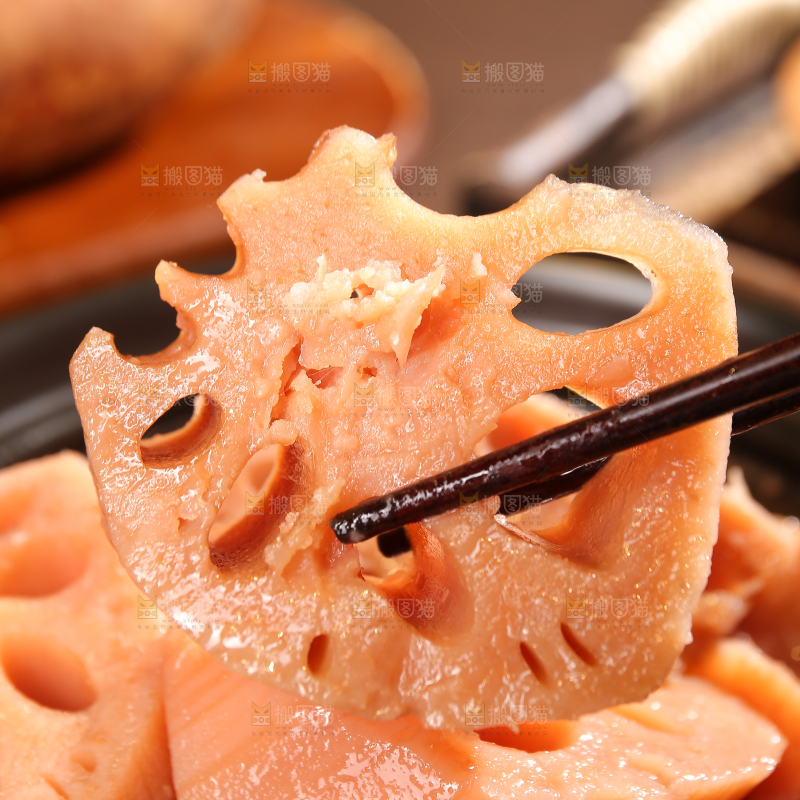 木底上放着洪湖粉藕汤