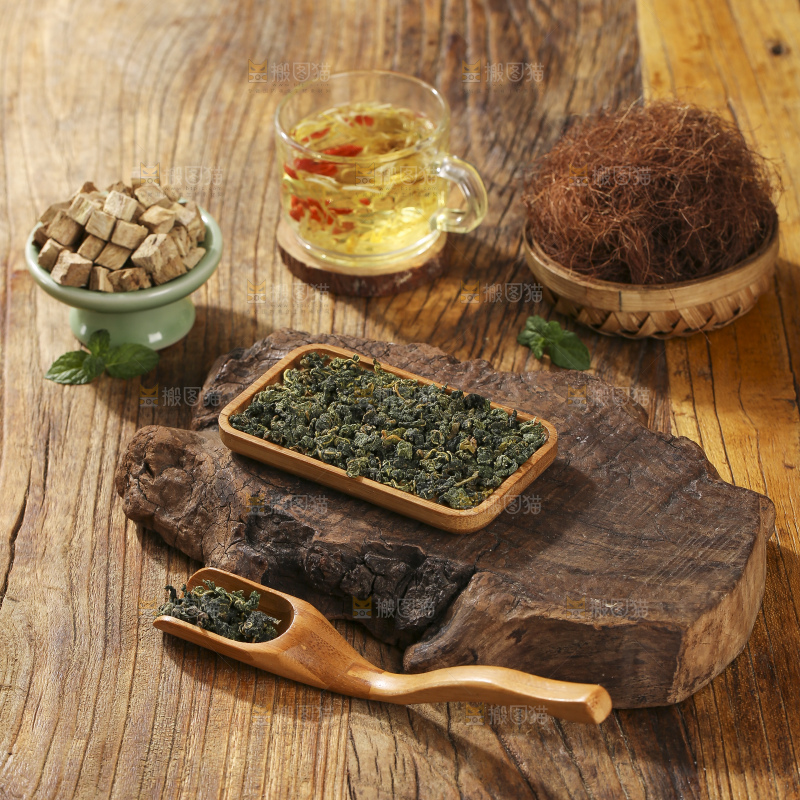 木底上放着的桑叶茶