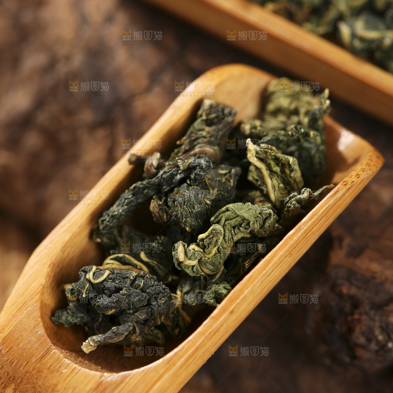 木底上放着的桑叶茶