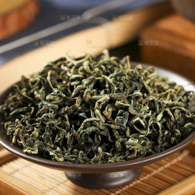 木底上放着蒲公英茶