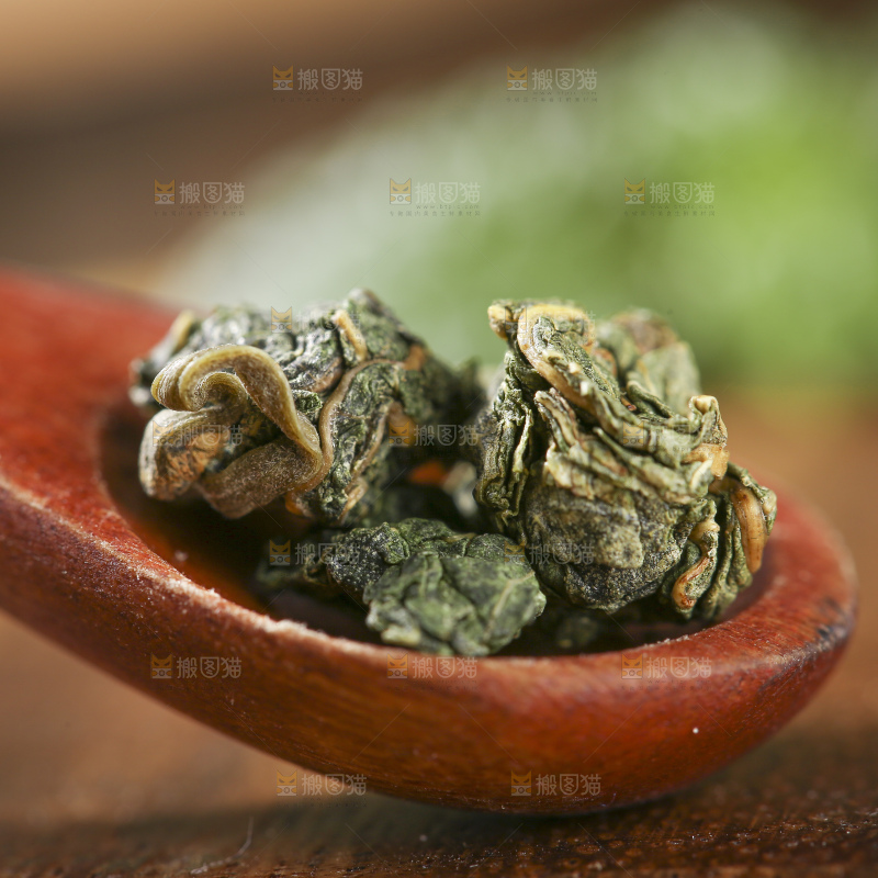 木底上放着的桑叶茶