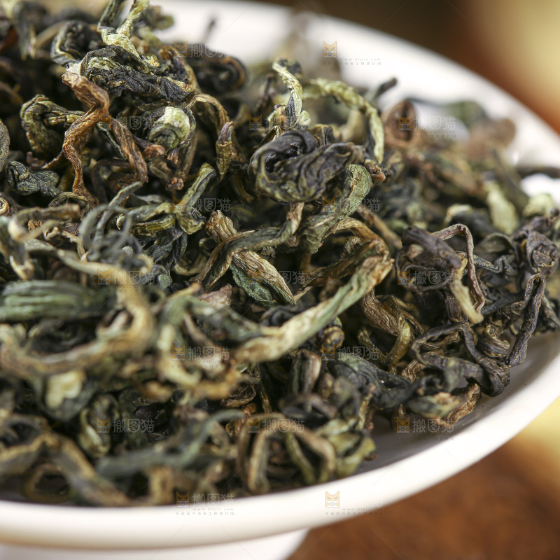 木底上放着蒲公英茶