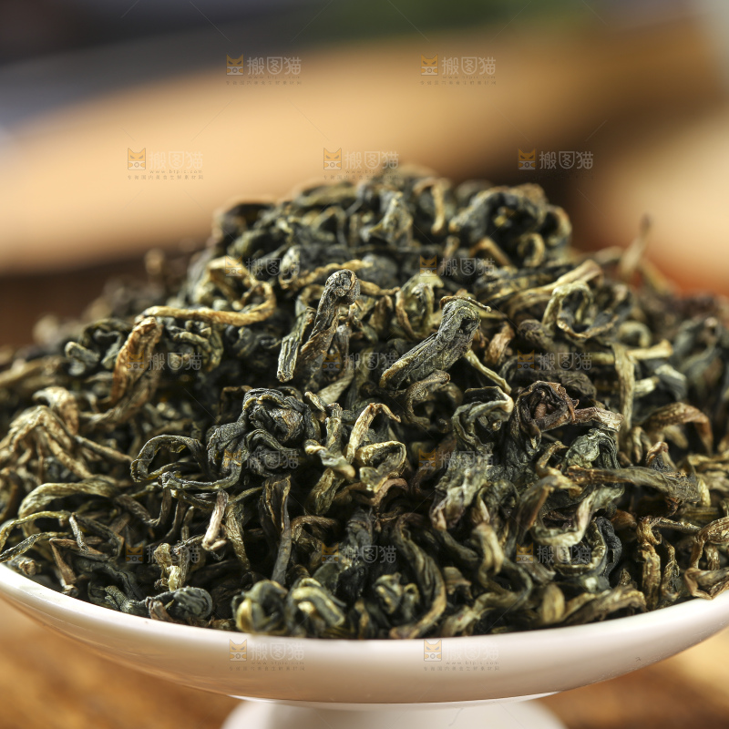 木底上放着蒲公英茶