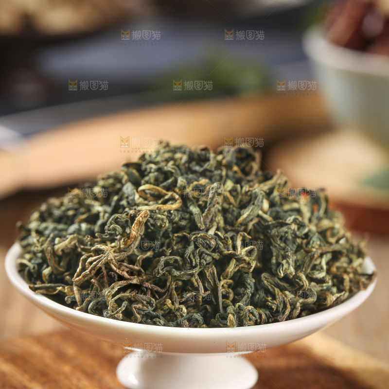 木底上放着蒲公英茶