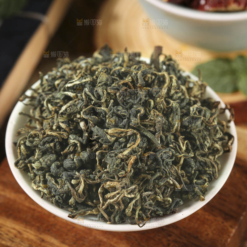 木底上放着蒲公英茶