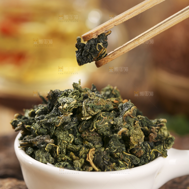 木底上放着的桑叶茶