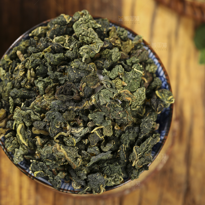 木底上放着的桑叶茶