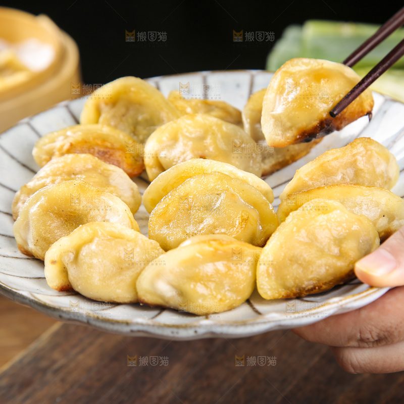 木底上放着的煎饺