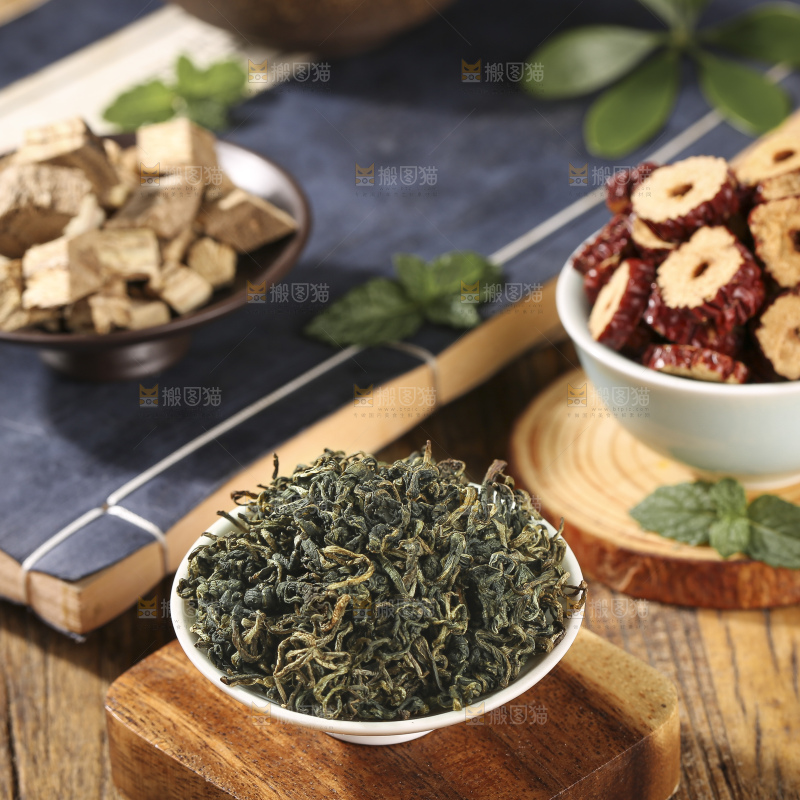 木底上放着蒲公英茶
