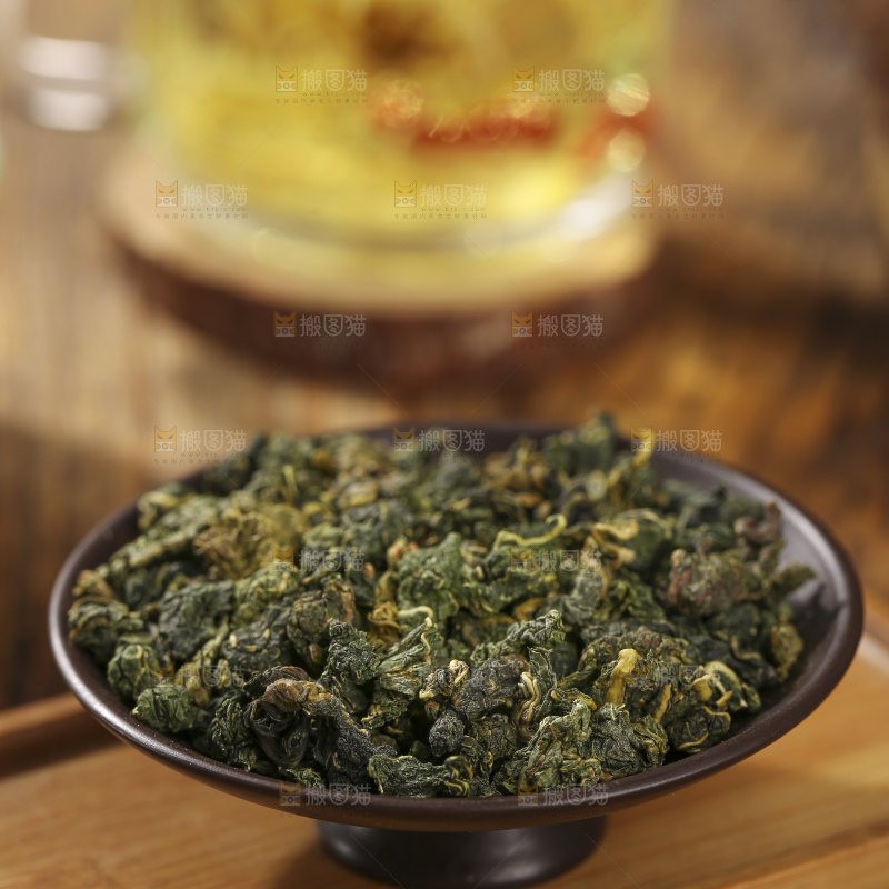 木底上放着的桑叶茶