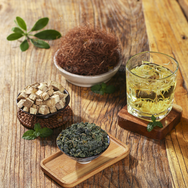 木底上放着的桑叶茶