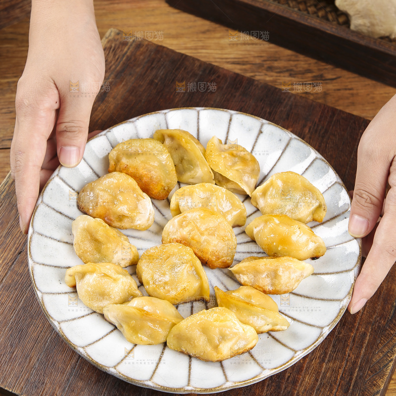 木底上放着的煎饺