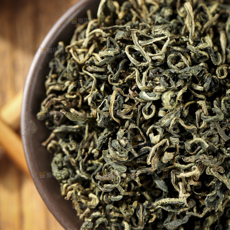 木底上放着蒲公英茶
