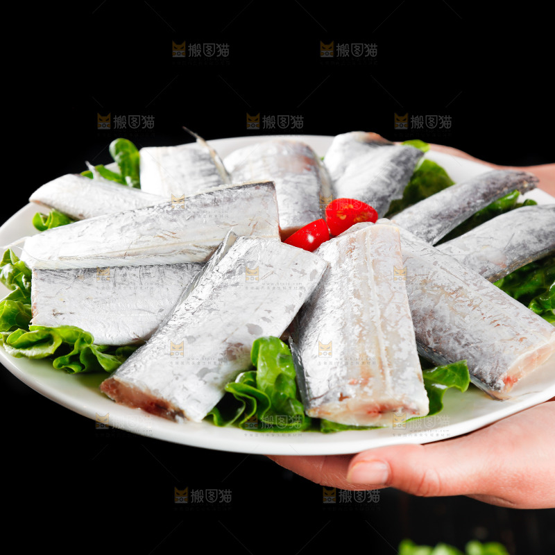 黑底上的鲜冻带鱼段