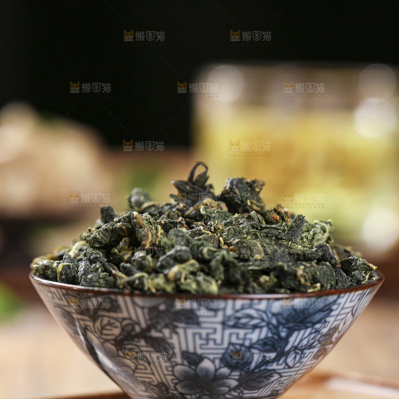 木底上放着的桑叶茶