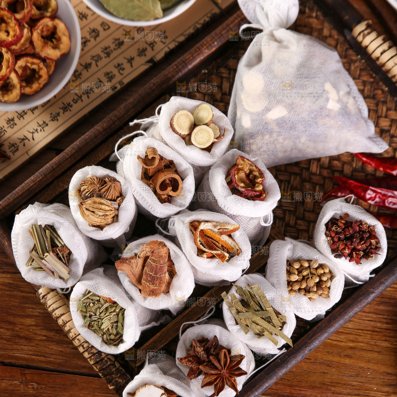 木底上的香料组合