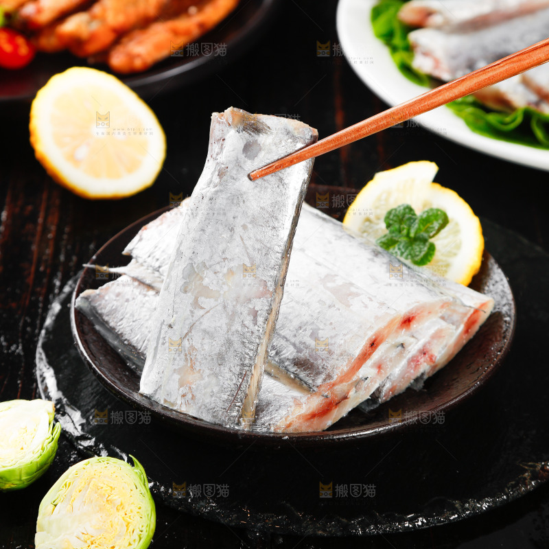 黑底上的鲜冻带鱼段