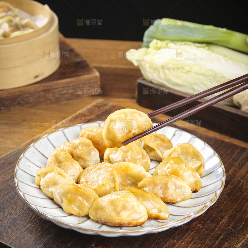 木底上放着的煎饺
