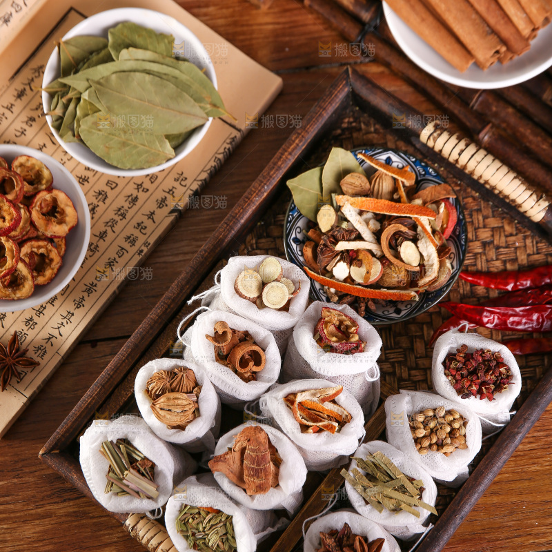 木底上的香料组合