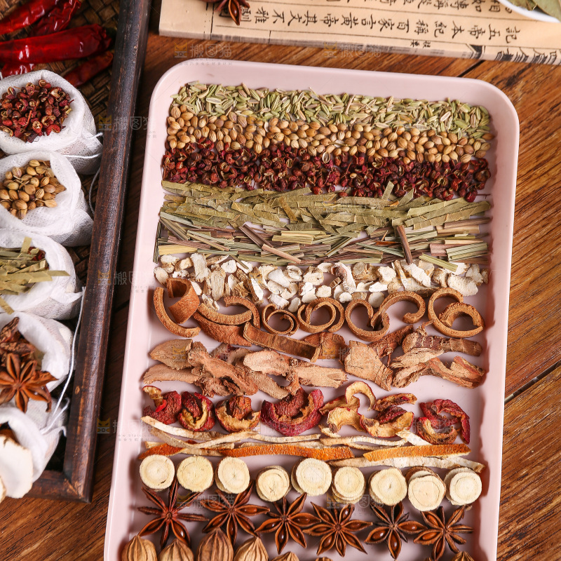 木底上的香料组合