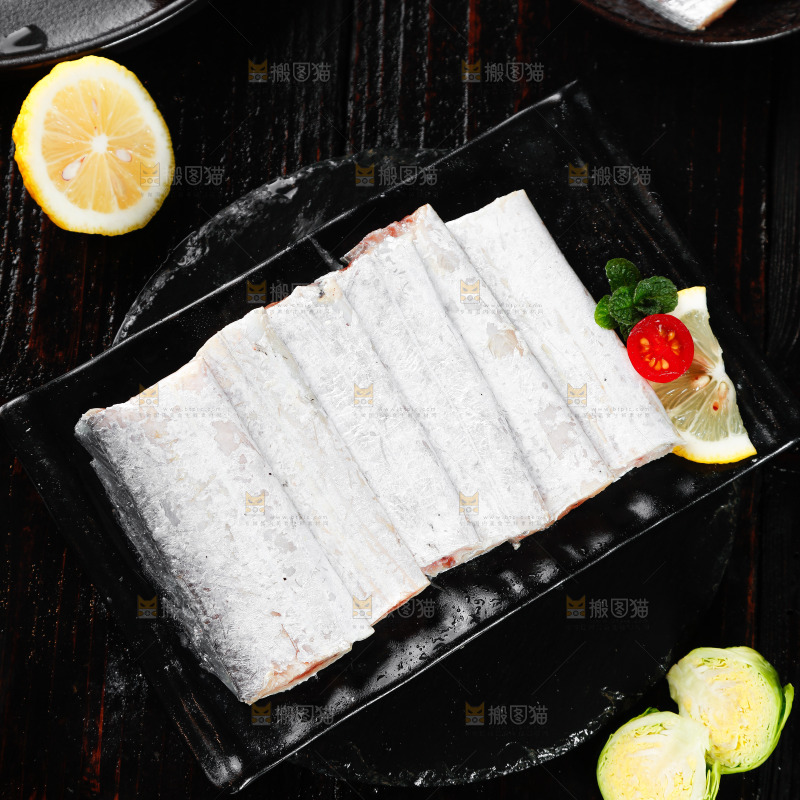黑底上的鲜冻带鱼段