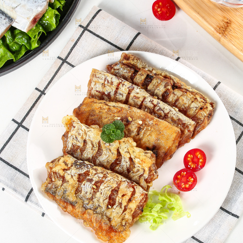 白底上的香酥带鱼