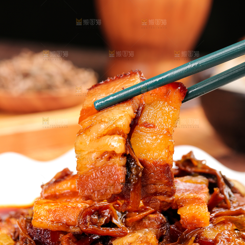 木底上的梅干菜五花肉