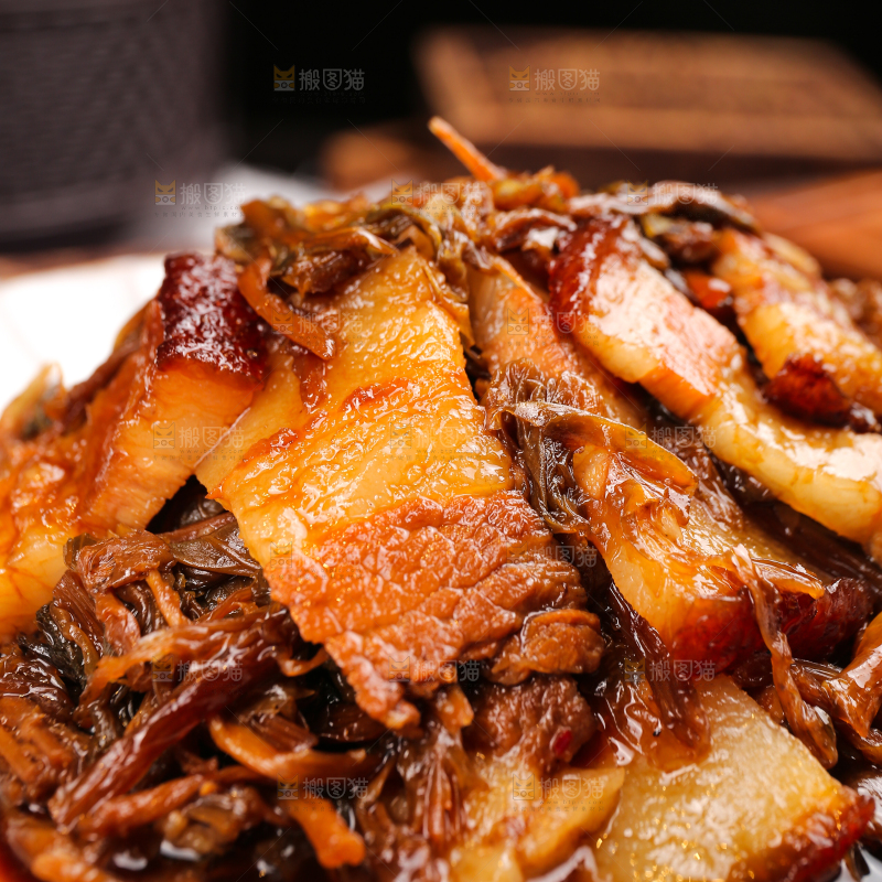 木底上的梅干菜五花肉