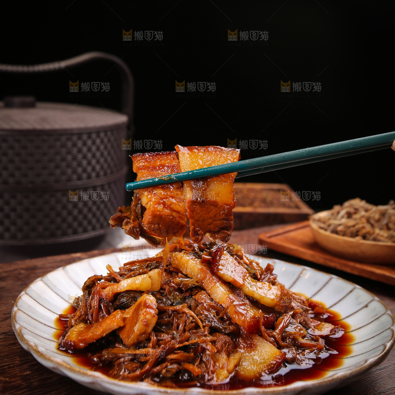 木底上的梅干菜五花肉