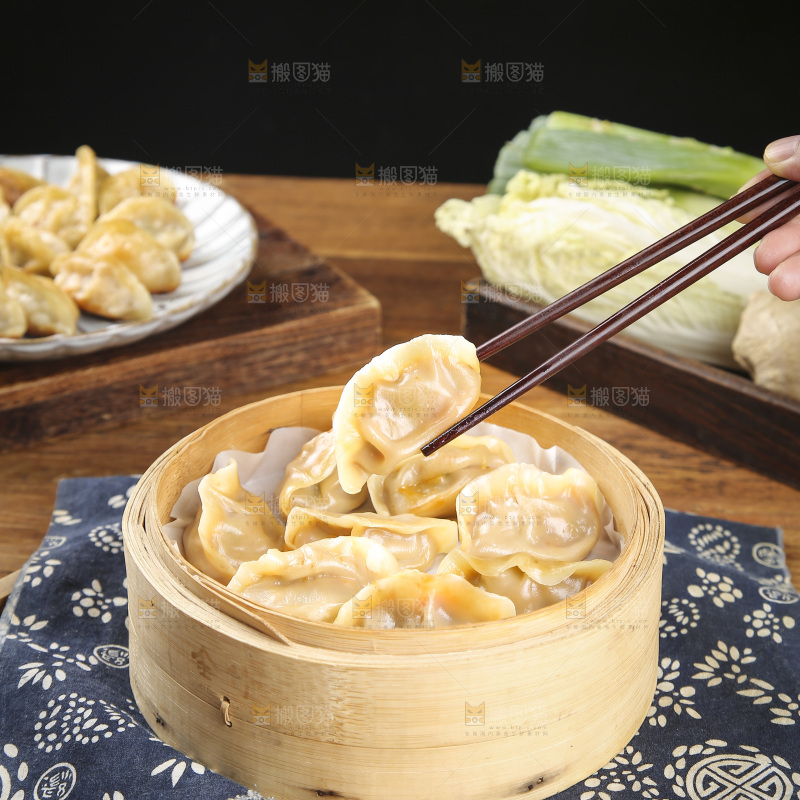 木底上放着的煎饺