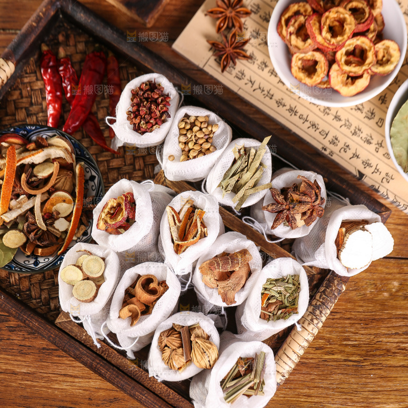 木底上的香料组合
