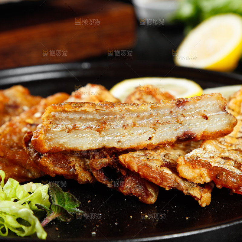 黑底上放着油炸带鱼