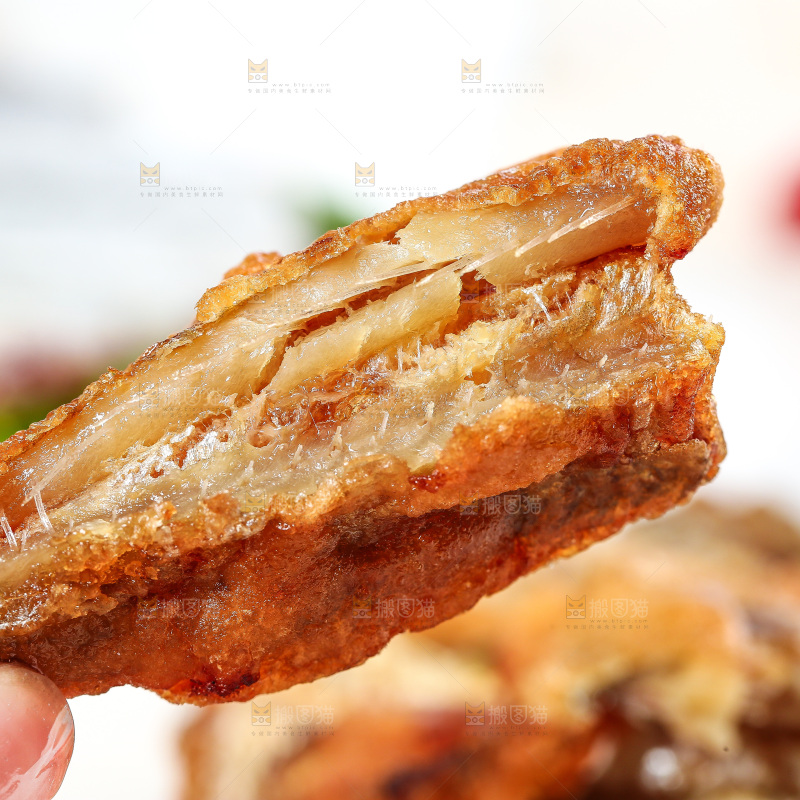 白底上的香酥带鱼