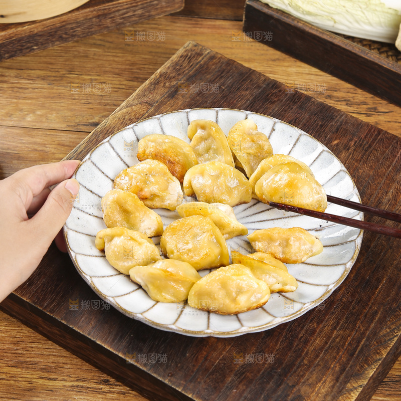 木底上放着的煎饺
