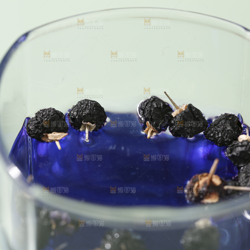 杯子里装着黑枸杞茶