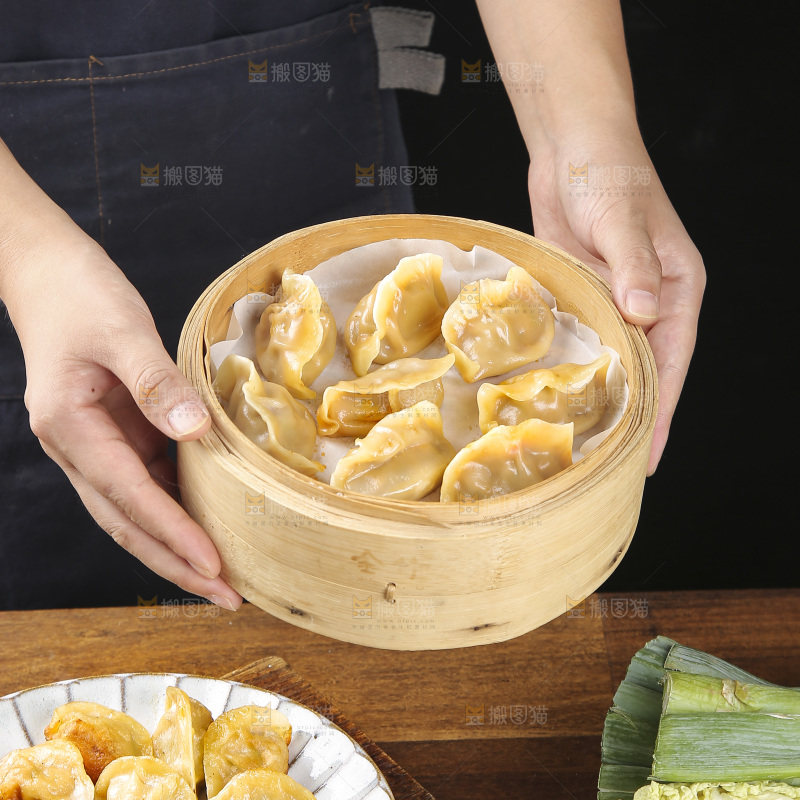 木底上放着的煎饺
