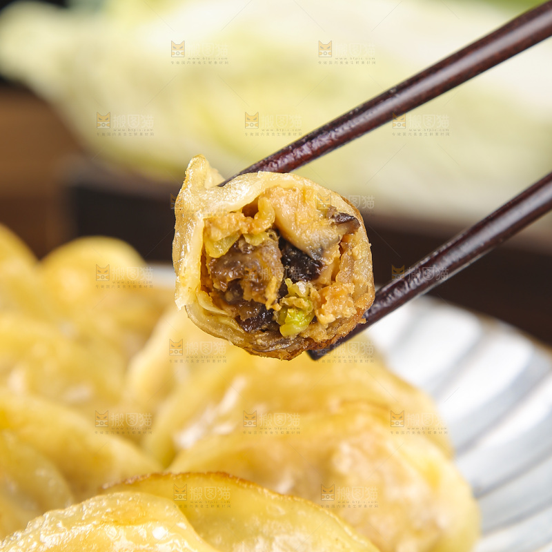 木底上放着的煎饺