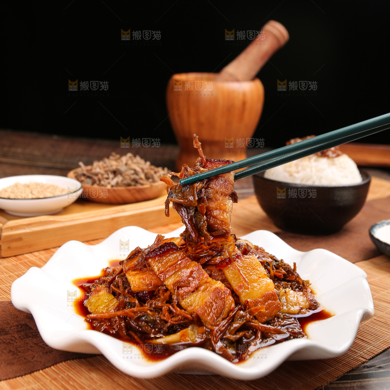 木底上的梅干菜五花肉