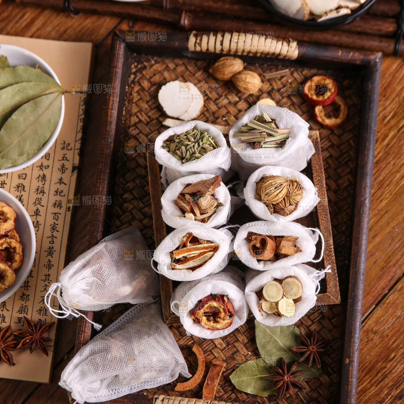 木底上的香料组合