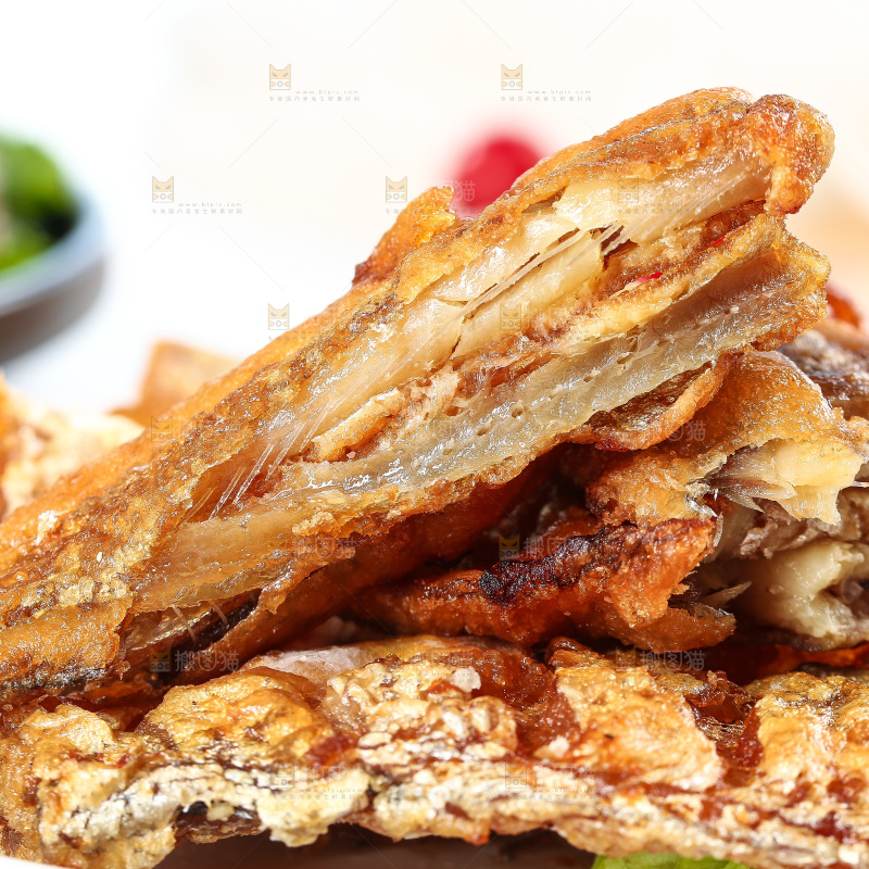 白底上的香酥带鱼