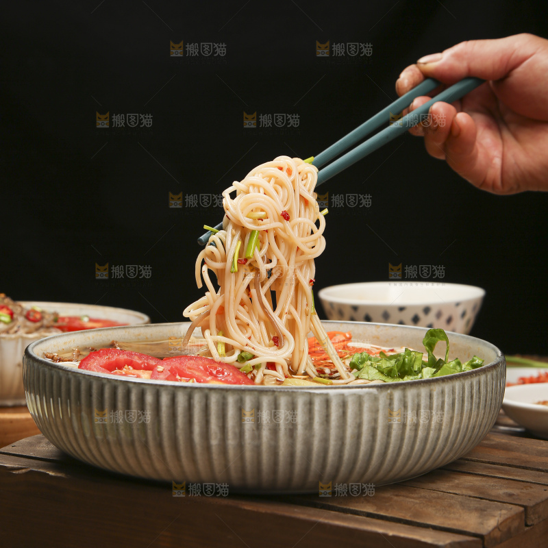 木底上的一碗冷面