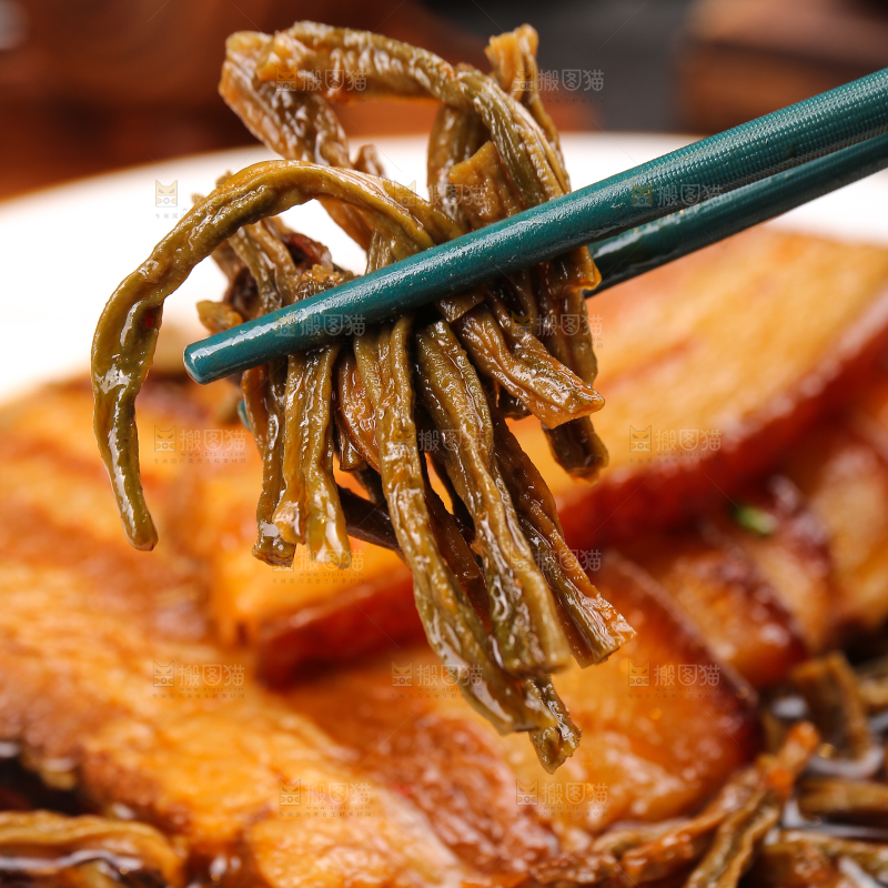 深底上的干豆角扣肉