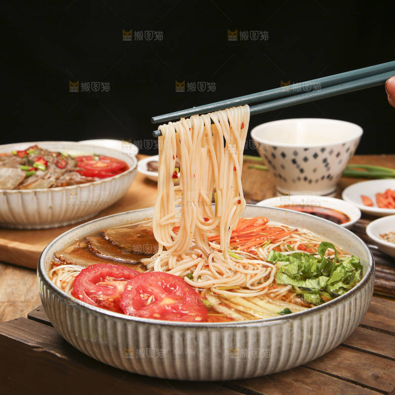 木底上的一碗冷面