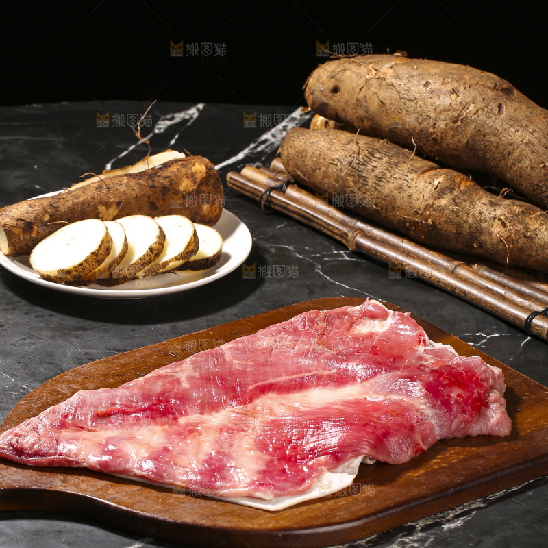 深底上的新鲜羊肉