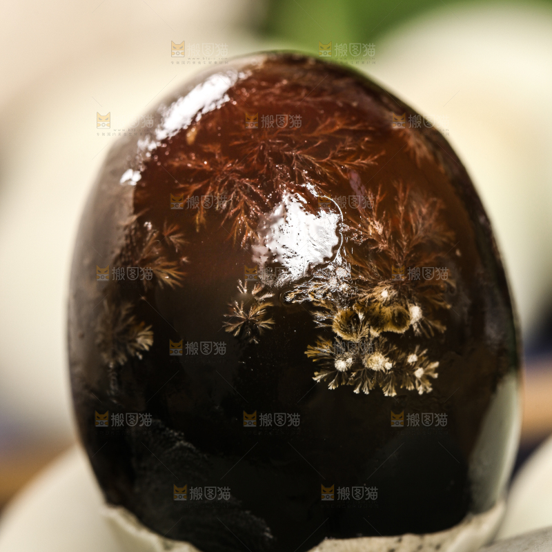 木底上摆放着皮鸭蛋
