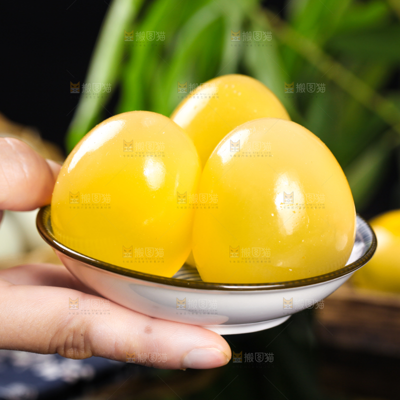 深底上的黄金皮蛋