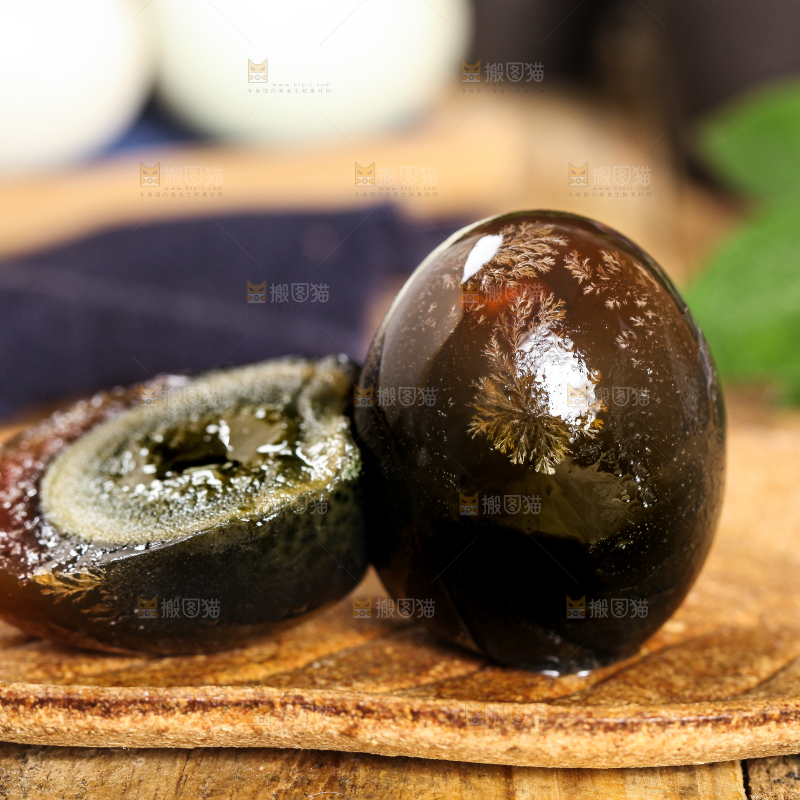 木底上摆放着皮鸭蛋